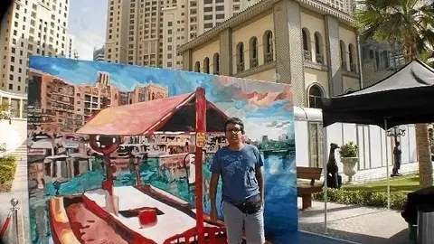 Paredes junto a su obra del tradicional abra.