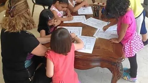 Actividades durante la Hora del Cuento en Arabia Saudí.