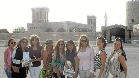 Damas latinas en el castillo de Khatt junto a las aguas termales.
