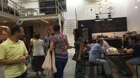 Los asistentes durante los prolegómenos de la proyección en A4 Space-Alserkal Avenue de Al Quoz.