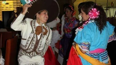 Bailes durante el Día de la Raza del año pasado.