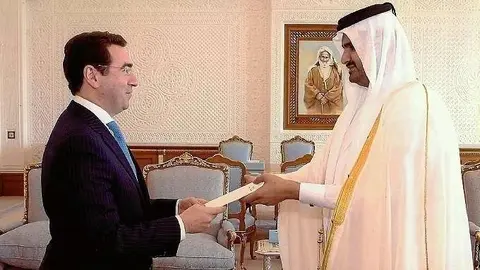 Faihan Al Fayez, en el momento de entregar sus credenciales ante al emir adjunto de Qatar.