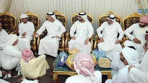  Hamdan bin Zayed y Hazza bin Zayed ofrecen sus condolencias a las familias de los mártires. (WAM)