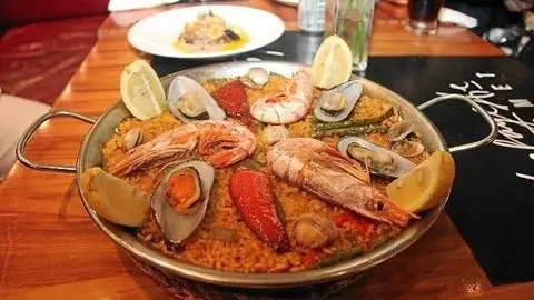 La afamada paella de marisco.