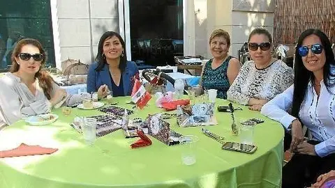 Asistentes al evento, entre ellas miembros del Consulado General de Perú.