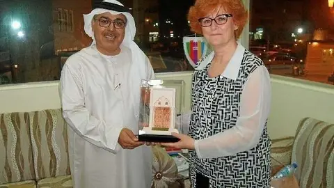 La española Ana Schoebel recibe un regalo de Abdulaziz Almusallam.