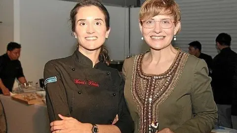 La chef Marta Yanci -a la izquierda- junto a Beatriz Escudero, CEO de Pharmadus.