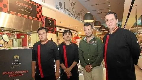 Luis Juan Sánchez Reche -segundo por la derecha- junto al equipo de Tapeo Gastrobar.