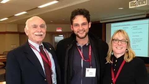 Alesh Ancira, director general de The Eclectic Agency en el centro, con el decano de Harvard, Michael Shinagel y la profesora Andrews.