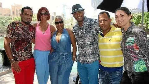 Haila Mompié junto a Bien Feliz -a su derecha-, entre otros, en el Madinat Jumeirah en Dubai.