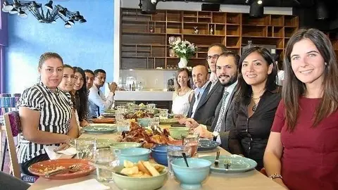 Responsables del restaurante 'Pollo Pollo' y los integrantes del 'staff' del Consulado de Perú en Dubai.
