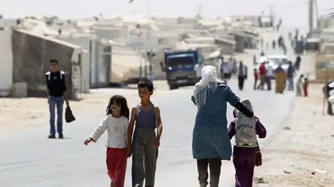 Niños sirios caminan en busca de un refugio que les aleje de su país.