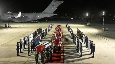 Los cuerpos de los soldados de Emiratos Árabes que cayeron en Yemen llegaron en la noche del viernes a Abu Dhabi a bordo de un avión militar de la Fuerza Aérea.