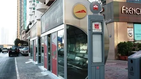 Parada de autobús en Dubai. 