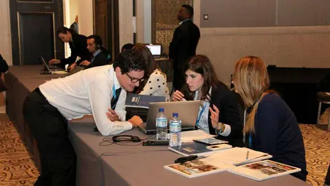 Profesionales extranjeros durante un evento en Abu Dhabi