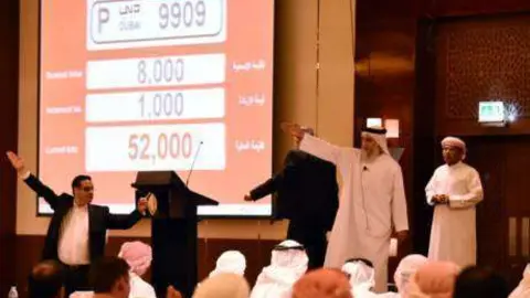 Una de las placas de dos dígitos alcanzó la cifra de más de dos millones de dirhams.