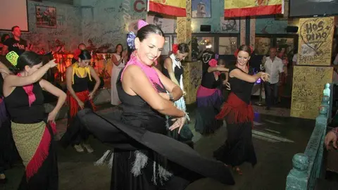 Amalia Megías -derecha- durante una actuación en Malecón. (EL CORREO)