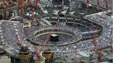La Gran Mezquita de La Meca, la mayor del mundo, rodeada de grúas.