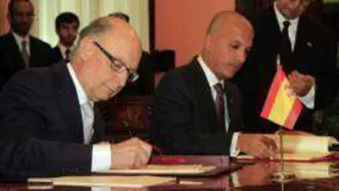 El ministro de Qatar junto a Montoro, ministro español de Hacienda.