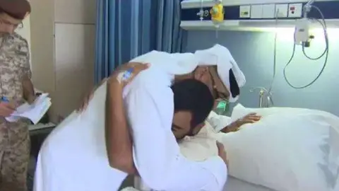 Una captura del vídeo del soldado herido en Yemen junto al príncipe heredero de Abu Dhabi.