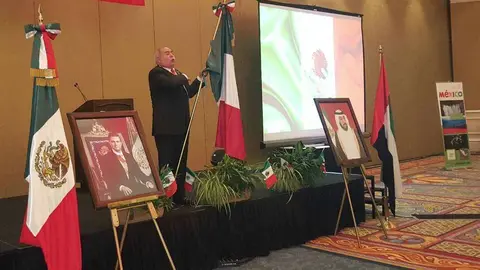El embajador de México, Francisco Alonso, pronuncia el Grito de Independencia durante la celebración en Abu Dhabi. 
