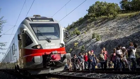 Una imagen de los migrantes caminado a lado de la v&iacute;a ante la negativa de ser transportados en los trenes.