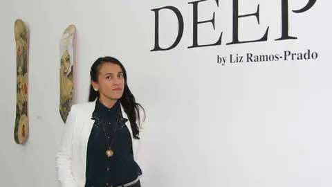 La artista Liz Ramos durante la inauguración de su exposición en Al Quoz. Foto: Marta Pérez. 