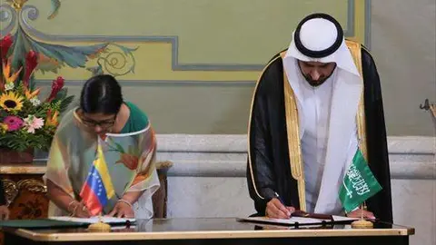 Un momento de la firma del acuerdo entre Venezuela y Arabia Sadita realizado en Caracas.