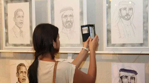 Visitante toma una foto en la galería A4. (Marta Pérez)