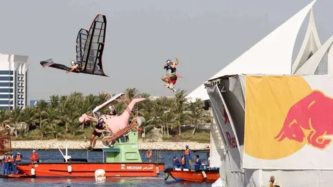 Imagen del evento Flugtag Red Bull celebrado en el Creek de Dubai en 2007.
