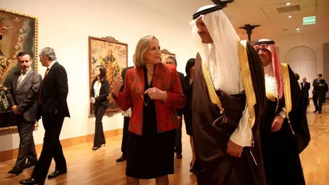 La ministra Álvarez conversa con Sultán bin Abdulaziz Al Saud. (Internet)