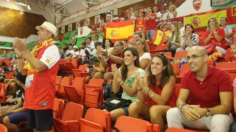 Aficionados animan en Dubai a la selección española de baloncesto. sub 17 en agosto de 2014.