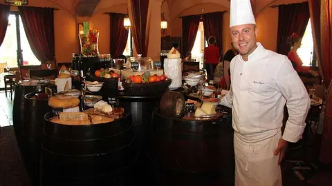 El chef español Óscar Poquet, junto al bufé del brunch 'Saturday Spanish Fiesta'. (EL CORREO)
