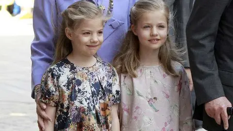 La infanta Sofía de España a la izquierda vistiendo un modelo de Pili Carrera.