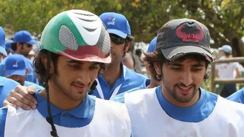 El fallecido jeque Rashid junto a su hermano, príncipe heredero de Dubai.