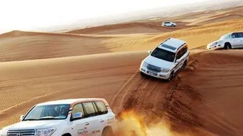 Todoterrenos en el desierto emiratí bajo el implacable sol. (Fuente externa)