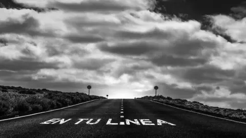 Imagen de presentación de la exposición 'En tu  línea'. (Antonio Amboade)