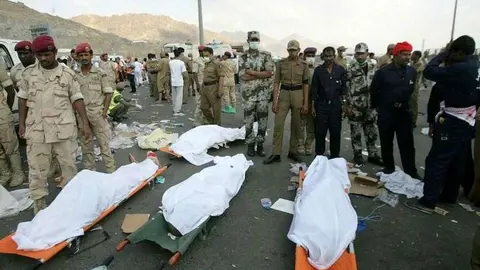 Los cadáveres se acumulan sobre el asfalto tras la avalancha. (Twitter)