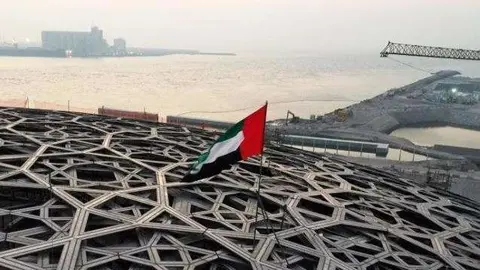 El Museo del Louvre de Abu Dhabi recuerda a una ciudad flotante sobre el mar.