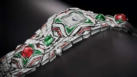 El reloj de la firma Bulgari de alta joyería lleva incrustadas piedras peciosas.