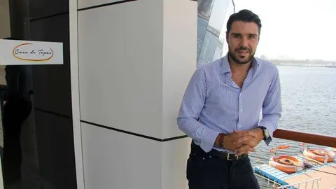 Borja Vela, relaciones públicas de Casa de Tapas, en la entrada del restaurante. (EL CORREO)