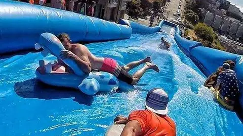 El tobogán gigante mide 500 metros y lleva agua jabonosa.