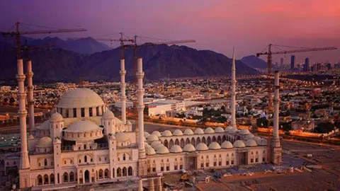 Aspecto actual de la nueva mezquita de Fujairah.