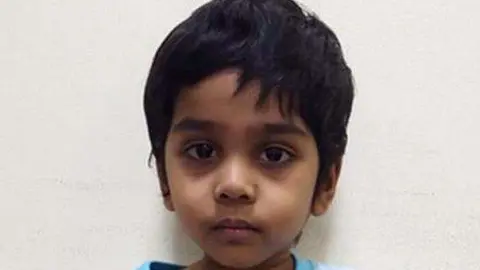 Foto difundida por la Policía de Sharjah del niño de tres años aparecido solo.