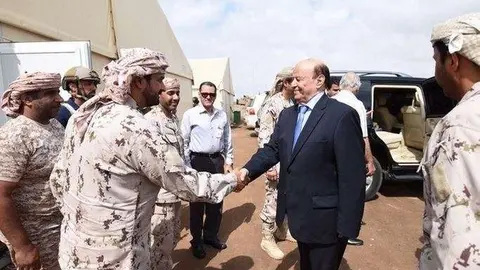 El presidente de Yemen, Hadi, saluda a la fuerzas de Emiratos.