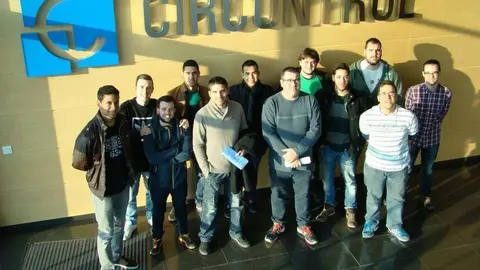 Una imagen de unos estudiantes que visitaron las instalaciones en Viladecavalls.