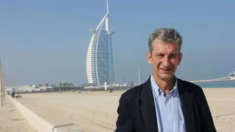 Manuel Guisande, en Dubai con el emblemático Burj Al Arab a sus espaldas. (EL CORREO) 