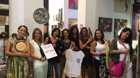 Participantes en el Primer Mercadillo Español en Dubai en 2015.