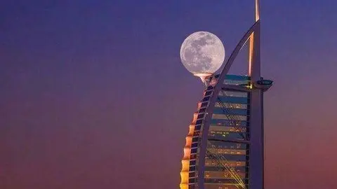 Una imagen de la super luna de 2013 con el hotel Burj Al Arab de Dubai.