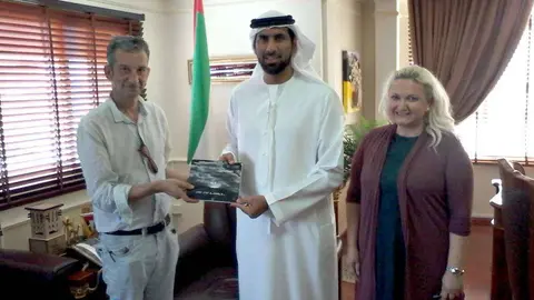 El artista Sheik Mejren bin Mohamed bin Mejren junto a Manuel Guisande y Aurela Cuku. 